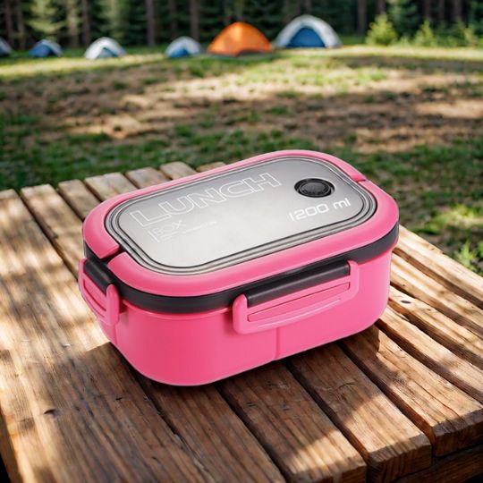 boite repas rose sur une table de camping