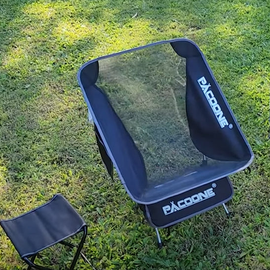 chaise-de-camping-a-cote-de-tabouret