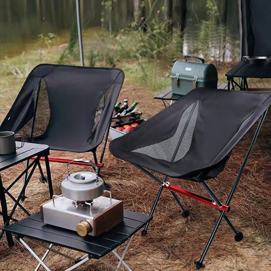 deux chaises de camping noir en dessous d'une tente