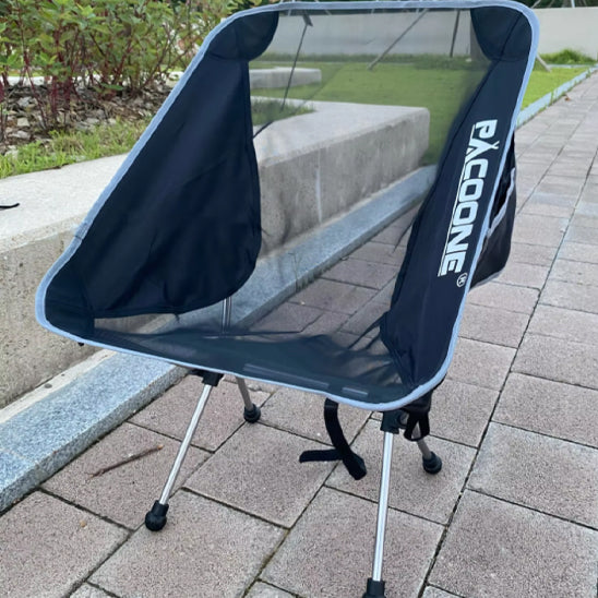 chaise-de-camping-noir-dans-le-jardin-pret-a-emploi