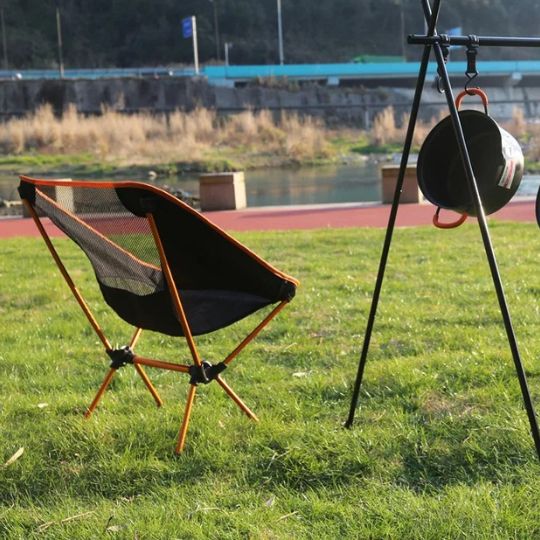 chaise-de-camping-orange-pres-de-casserole