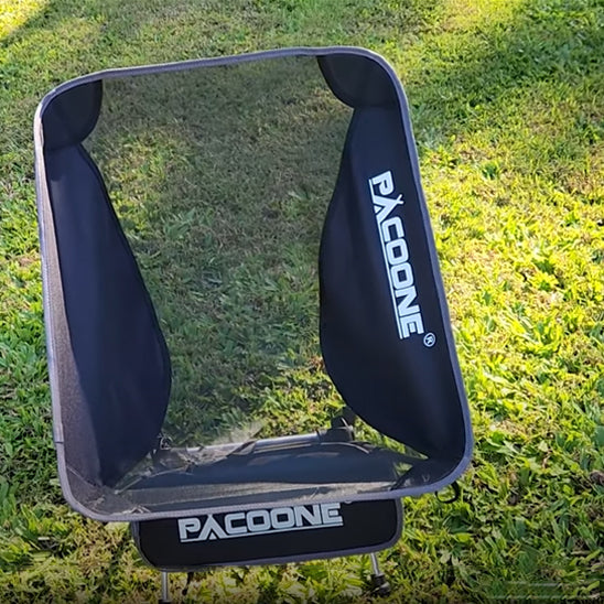chaise-de-camping-pacoone-sur-le-gazon