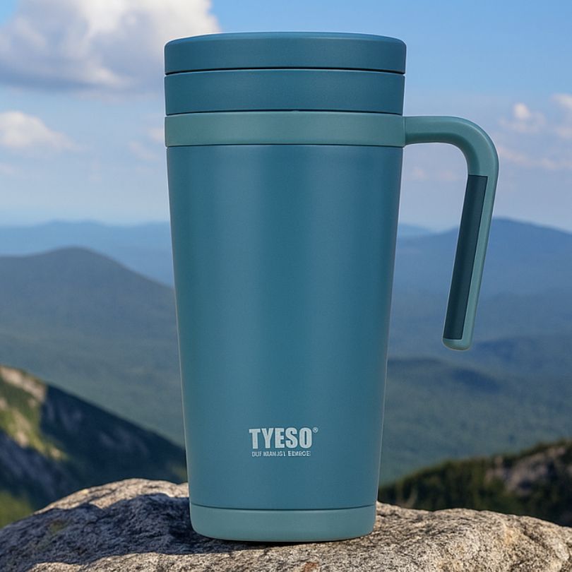 présentation d'un gobelet isotherme bleu en nature