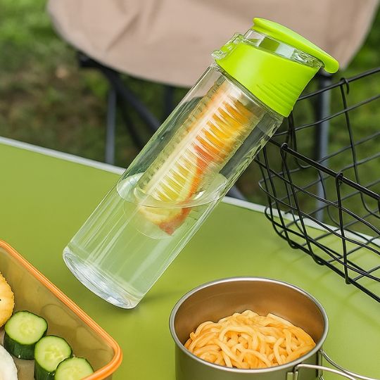 gourde en plastique vert sur table de camping