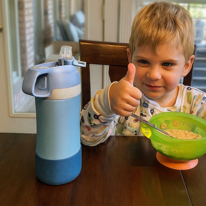 petit garçon en train de manger des céréales avec sa gourde enfant isotherme bleu sur la table