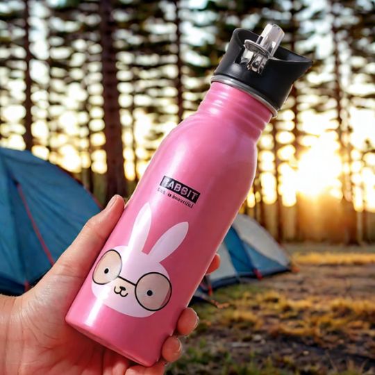 gourde-inox-enfant-tenue-dans-la-main-en-camping