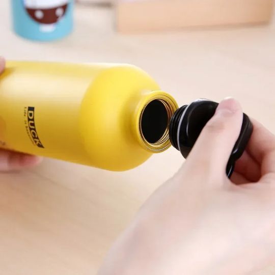 gourde-isotherme-enfant-jaune-avec-bouchon-enleve-vissable