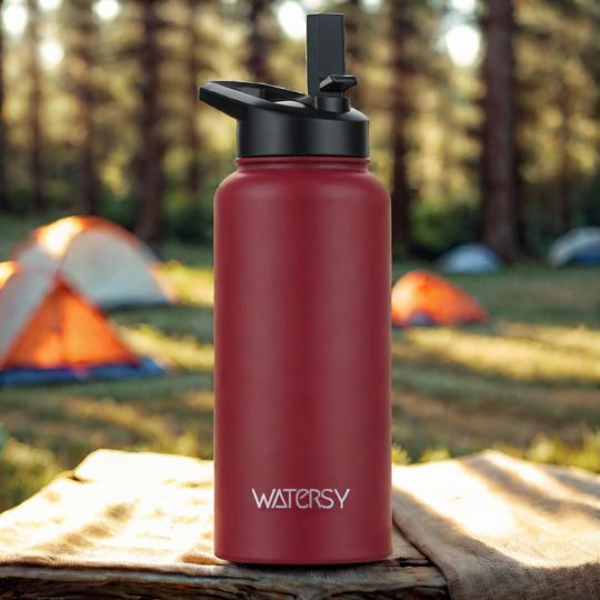 gourde-isotherme-rouge-sur-terrain-de-camping