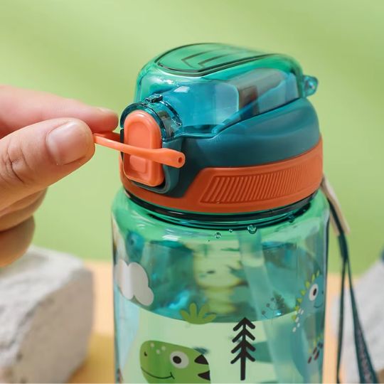 gourde-paille-enfant-verte-avec-bouchon-qui-se-verrouille