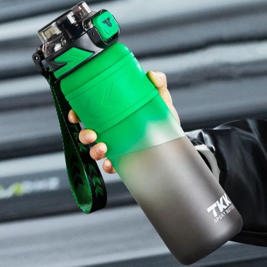 gourde-sport-verte-dans-la-main