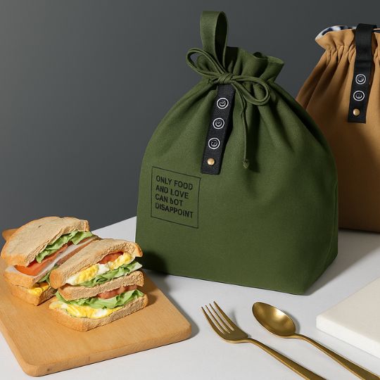 un lunch bag isotherme en tissu a coté d'une sandwich