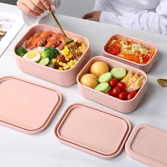 femme-mange-dans-une-lunch-box-son-repas-favori
