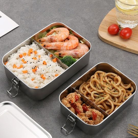 lunch-box-avec-repas-pret-pour-aventure