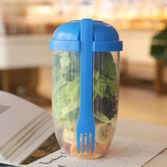 lunch-box-bleu-pour-salade-en-plein-air