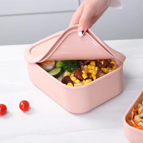Personne-ouvre-une-lunch-box-avec-le-couvert-flexible