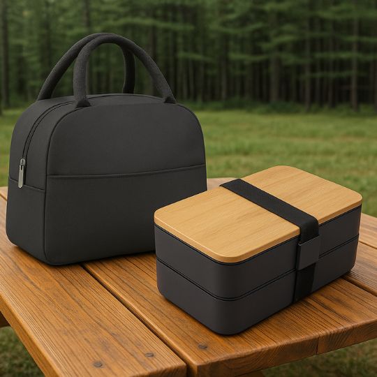 lunch box isotherme bleu sur une table de bois en extérieur