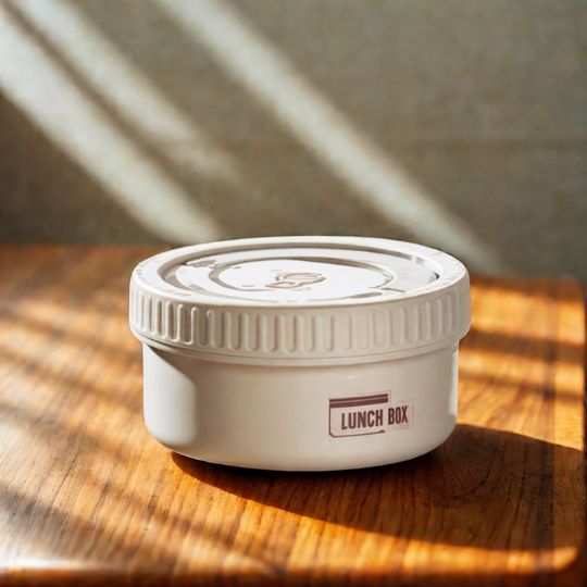 petite lunch box isotherme beige sur une table de cuisine
