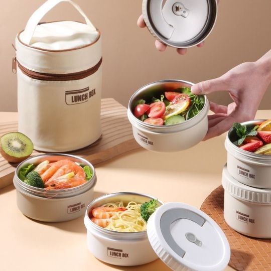 personne qui sert des repas dans des lunch box isotherme