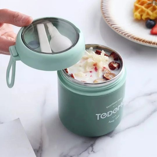 lunch box isotherme vert avec un repas santé a l'intérieur