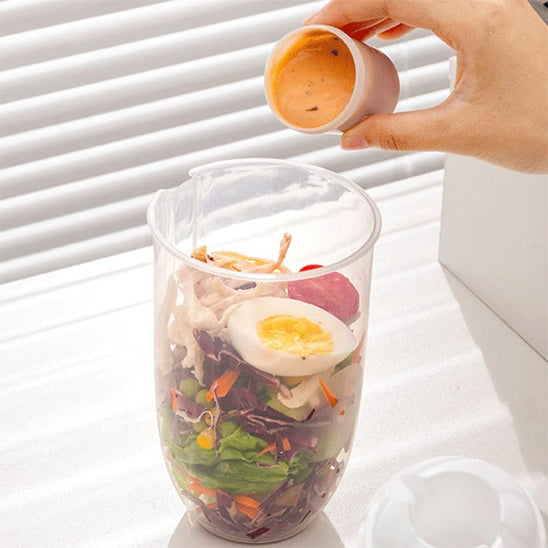 lunch-box-pleine-de-salade-avec-marinade
