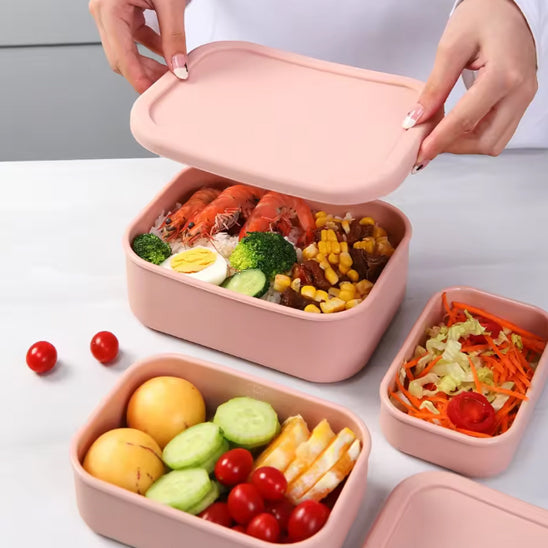 femme-ferme-une-lunch-box-etanche-avec-repas