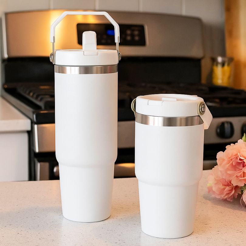 2 mug isothermes blanc sur un comptoir de cuisine