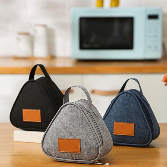 trois petit sac isotherme sur une table avec un four micro onde en arrière