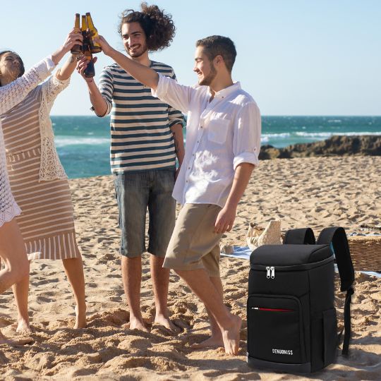 un sac a dos isotherme noir qui garde les boissons fraiches sur une plage