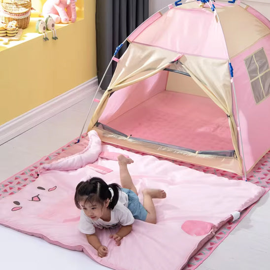 fille avec des lulu qui marche sur un sac de couchage enfant rose prĂšs d'une tente rose