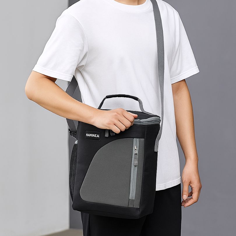 homme portant un sac glaciere noir avec bandouillière ajustable