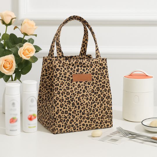 présentation d'un sac isotherme sur une table avec d'autre accessoires