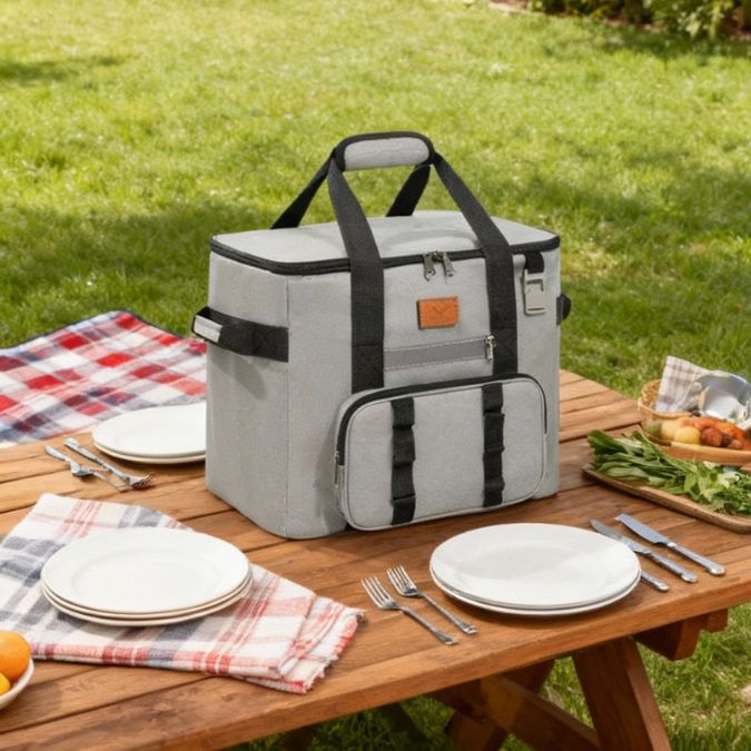 sac isotherme lunch box gris sur une table de pique-nique