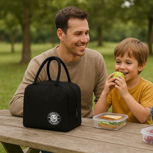 homme avec son fils qui manngent frais grĂące au sac repas isotherme