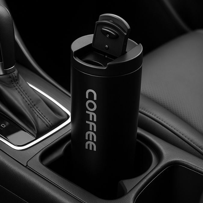 travel mug isotherme noir dans son porte-gobelet