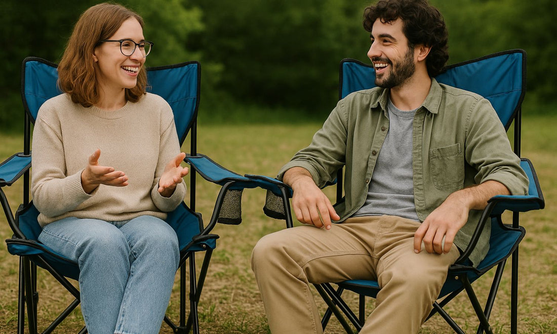 amis qui parlent sur leur chaise camping
