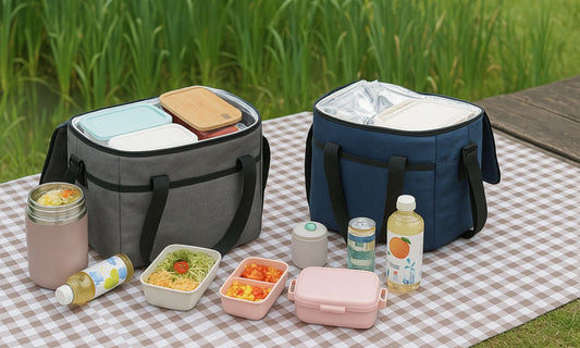 deux sac isotherme sur un tapis de camping pour pique-nique