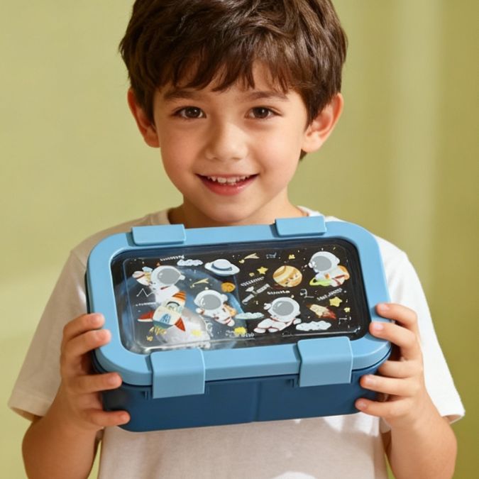 petit garcon avec une boite à gouter bleu