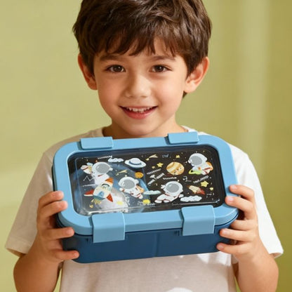 petit garcon avec une boite à gouter bleu