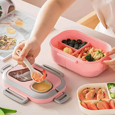 femme qui se sert à manger de sa boite à repas