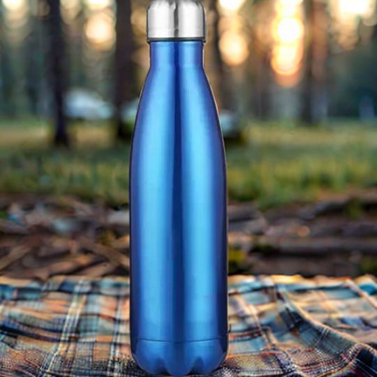 bouteille-isotherme-1l-bleu-sur-tapis-de-camping