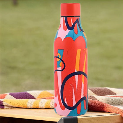 bouteille isotherme sur une table en bois en camping
