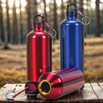 bouteille-isotherme-rouge-sur-table-de-camping