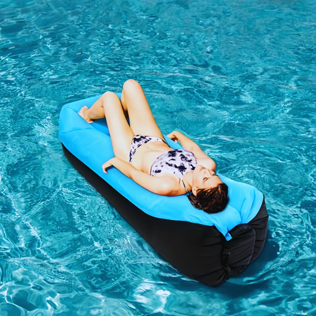 femme-qui-relaxe-sur-un-canapé-gonflable-dans-piscine