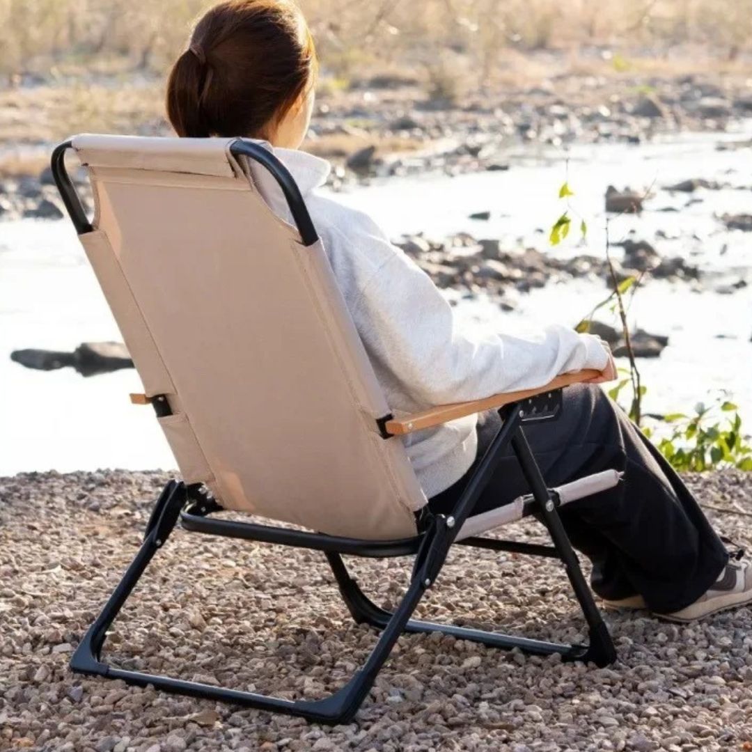 femme-assise-dans-sa-chaise-camping-aventure