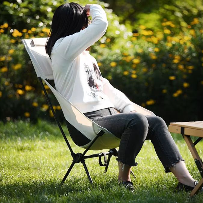 chaise-de-camping-confortable-au-soleil