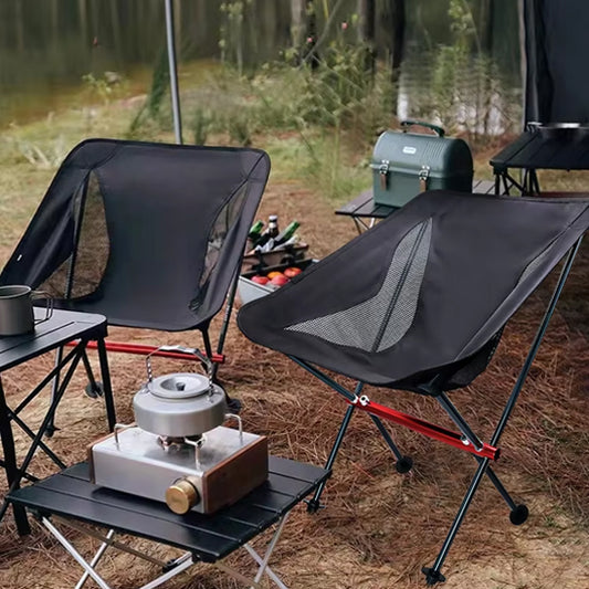 deux chaises de camping noir en dessous d'une tente