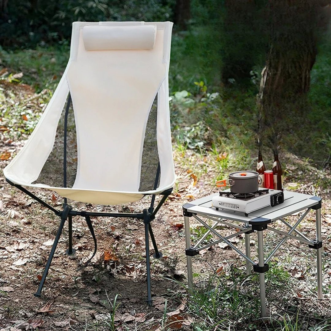 chaise-de-camping-legere-en-nature-avec-rechaud