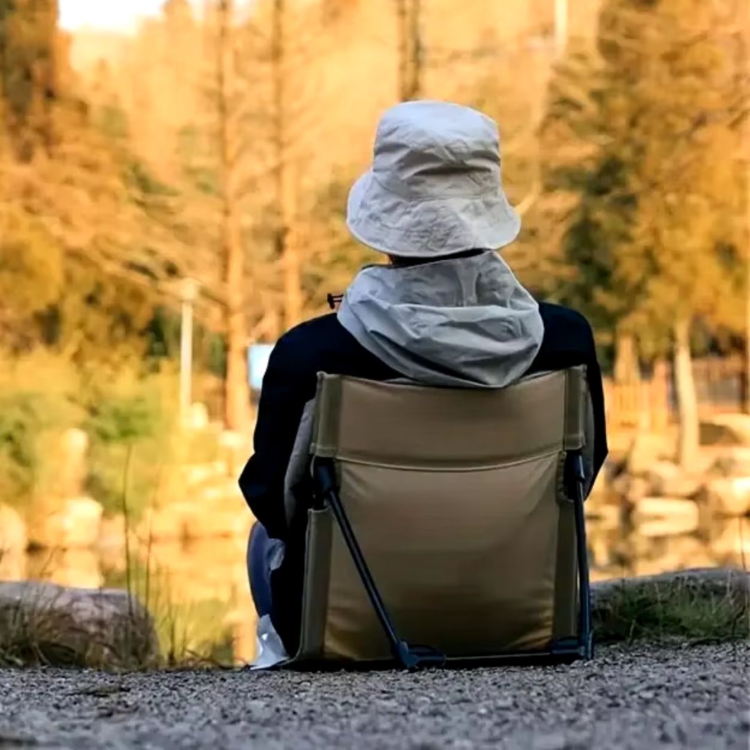 homme-qui-regarde-paysage-sur-sa-chaise-de-plage-confortable