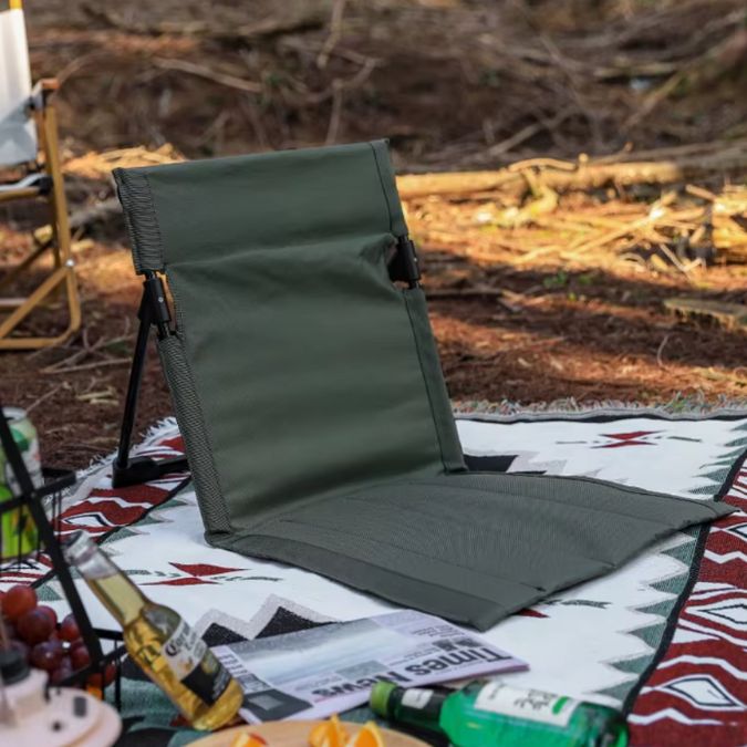 chaise-de-plage-vert-sur-tapis-de-camping