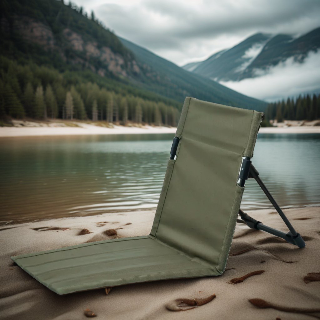 chaise-de-plage-verte-sur-sable-a-cote-de-eau